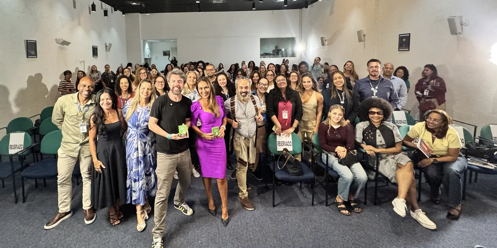 Educadores da Secretaria Municipal de Educação do Rio reunidos com o William no Planetário, sorrindo para a foto, depois da palestra