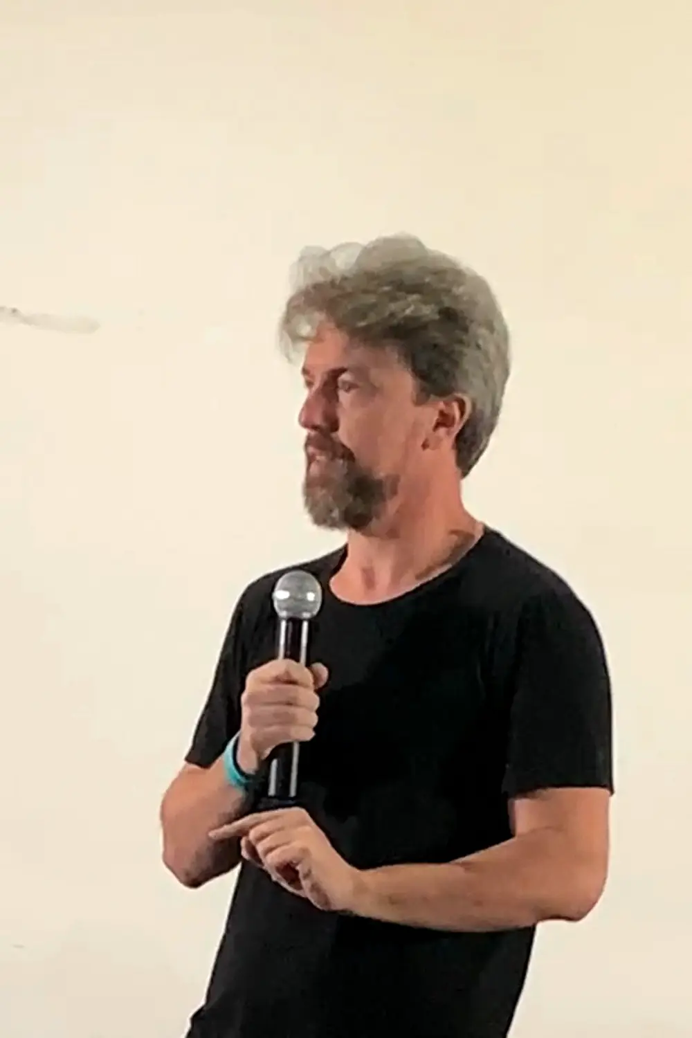 William Borghetti, de camiseta preta e microfone na mão, durante a palestra na Secretaria Municipal de Educação do Rio, no Planetário