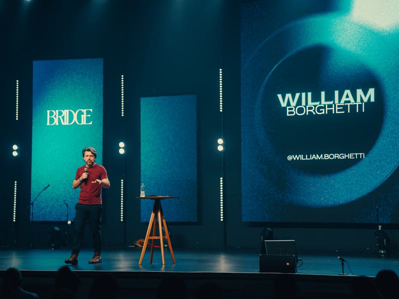 William Borghetti no palco do Evento Bridge