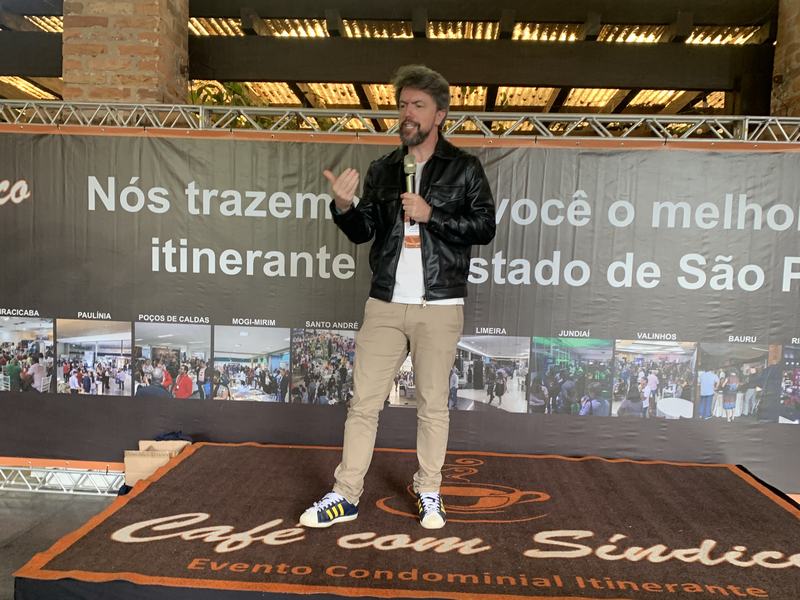 William Borghetti no palco do Café com Síndico, em Piracicaba