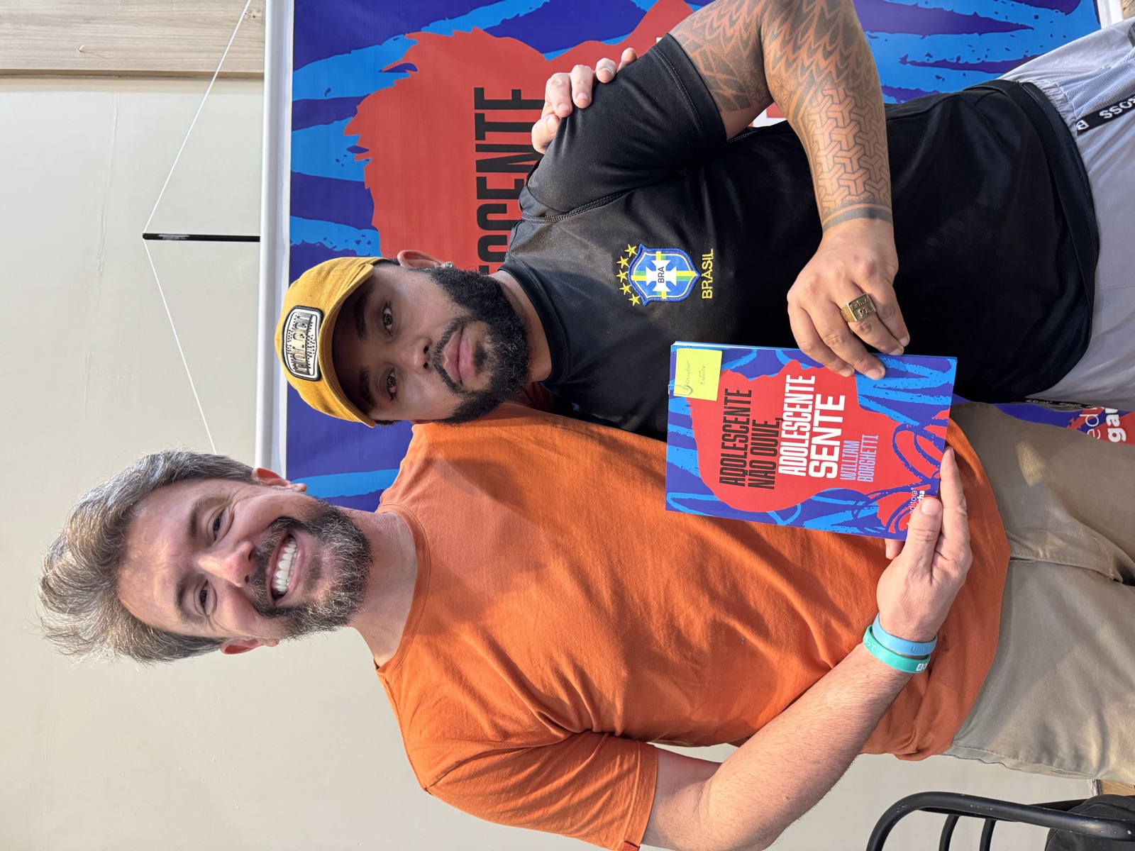 Leitor com o livro autografado