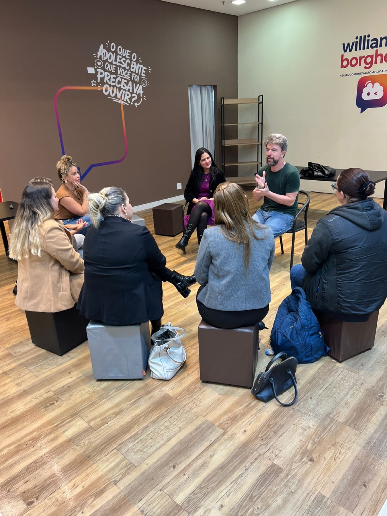 Uma roda de conversa no Espaço Descomplicando a Adolescência, com o público sentado em círculo