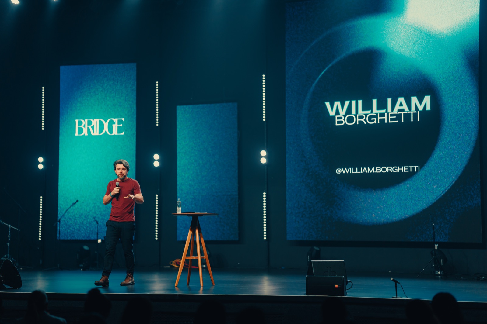 William Borghetti em palco de grande porte